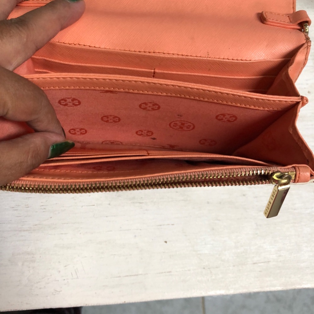 Tory Burch Robinson Cream Saffiano Leather Wallet On A Chain with Gold Logo - Picture 9 of 14